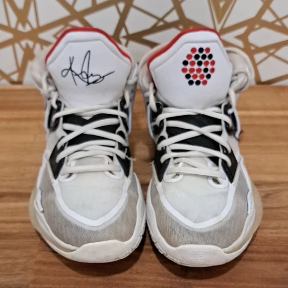 Nike Kyrie Sneakers Size9 MENS - Picture 1 of 9